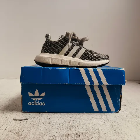 BOXED PAIR OF ADIDAS SWIFT RUN INFANT SHOES IN BLACK/WHITE SIZE 5
