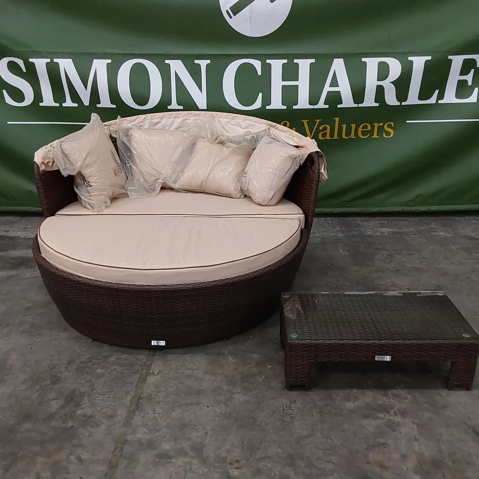 DESIGNER RATTAN VENICE DAY BED WITH CANOPY IN CHOCOLATE MIX AND COFFEE CREAM COLOUR