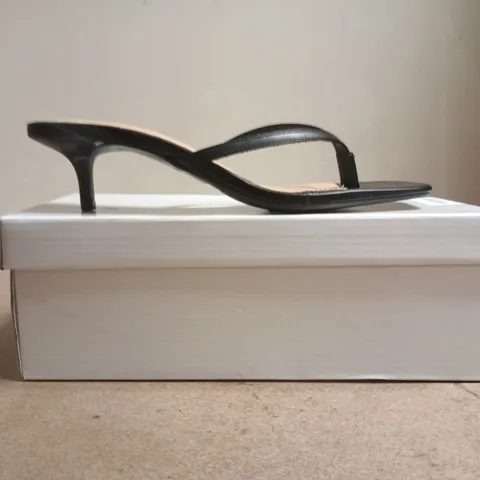 BOXED PAIR OF TRUFFLE COLLECTION TOE-POST LOW HEEL SANDALS IN BLACK SIZE 6