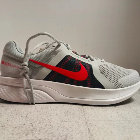 BOXED PAIR OF NIKE RUN SWIFT 2 TRAINERS IN PLATINUM/RED SIZE UK 10.5