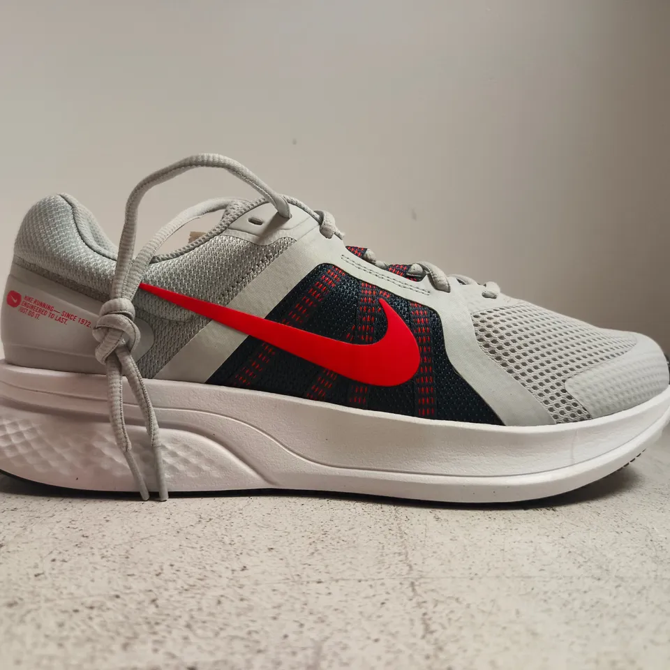 BOXED PAIR OF NIKE RUN SWIFT 2 TRAINERS IN PLATINUM/RED SIZE UK 10.5