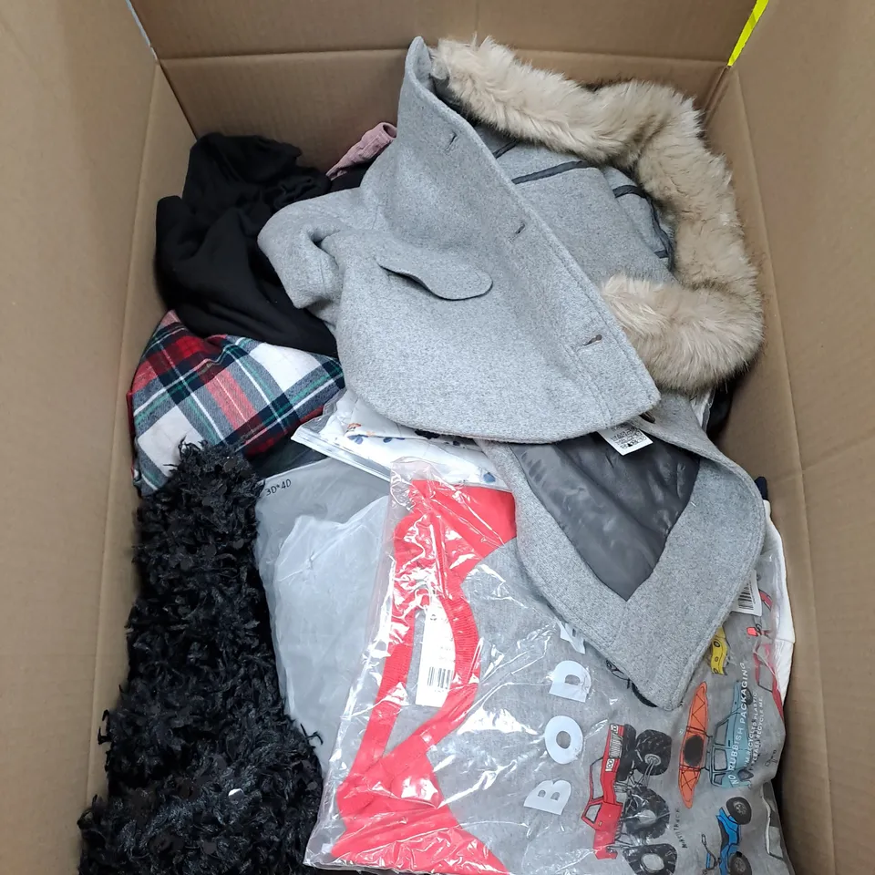 BOX OF APPROX. 40 ASSORTED CHILDRENS CLOTHING VARYING IN SIZE/COLOUR/STYLE TO INCLUDE:  TOPS, DRESSES, JUMPERS