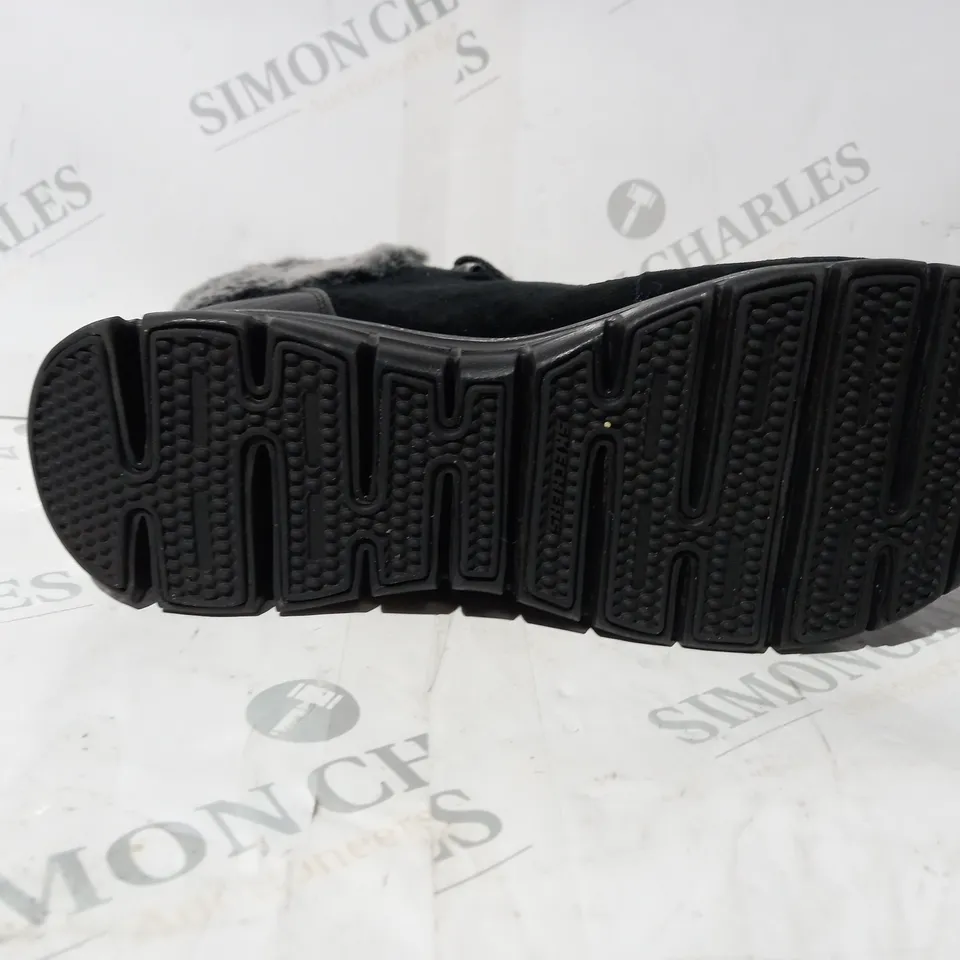 BOXED PAIR OF SKECHERS SYNERGY LACE BOOTS IN BLACK UK SIZE 6