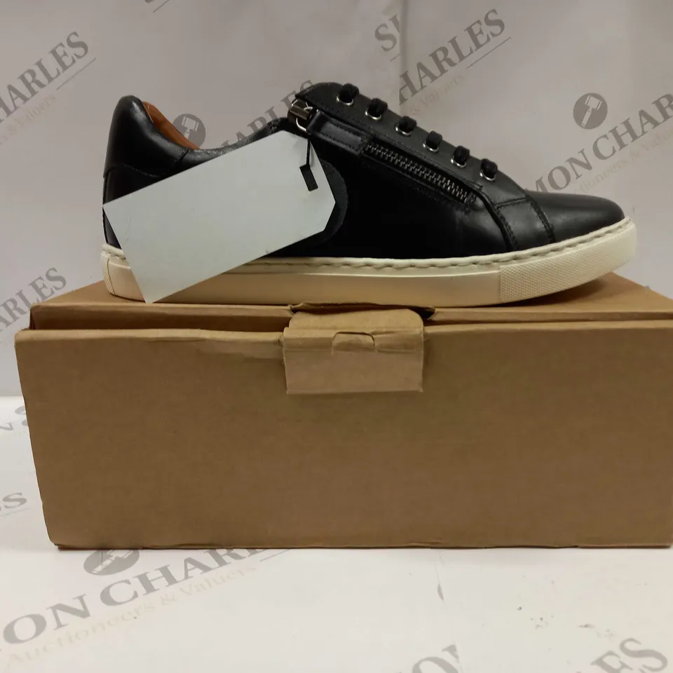 BOXED PAIR OF MAISON DE NIMES LEATHER ZIP SIDE TRAINERS IN BLACK - SIZE 7