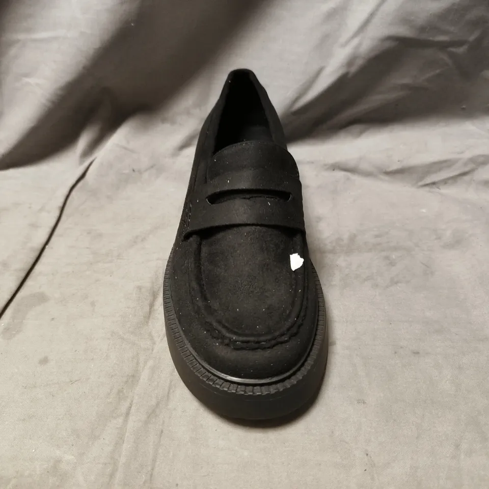 BOXED PAIR OF SIMPLY BE LOAFERS IN BLACK SIZE 6 EX WIDE