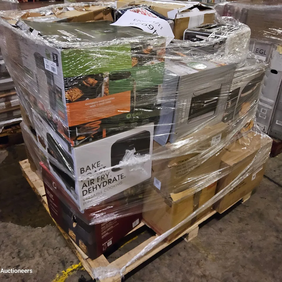 PALLET OF ASSORTED KITCHEN APPLIANCES INCLUDING, AIR FRYERS, TOASTERS, 6' FIBRE OPTIC CHRISTMAS TREE.