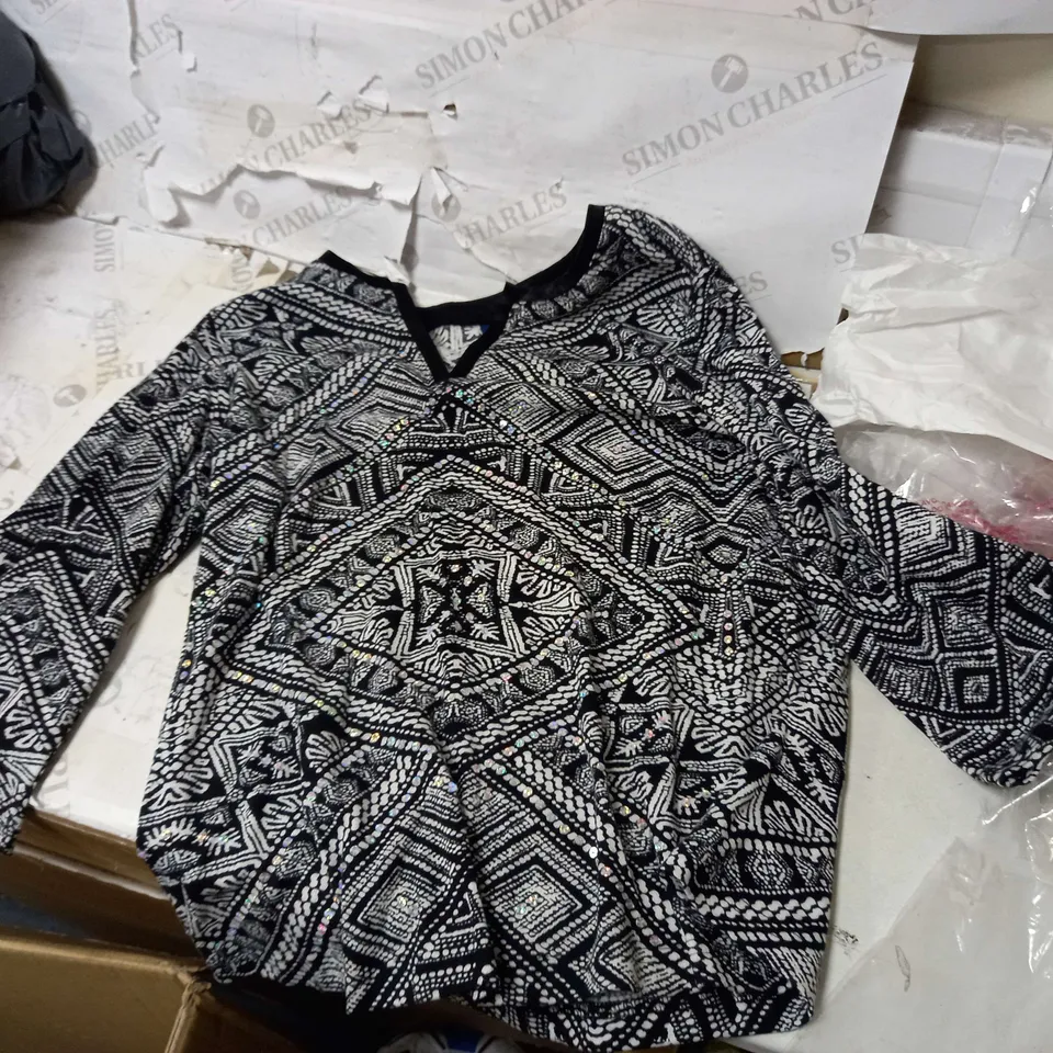 LOT OF 2 ARTSCAPES BLACK AND WHITE TOPS- SIZE: S, M