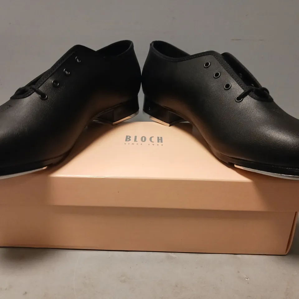 BOXED PAIR OF BLOCH TAP DANCING SHOES IN BLACK SIZE 8