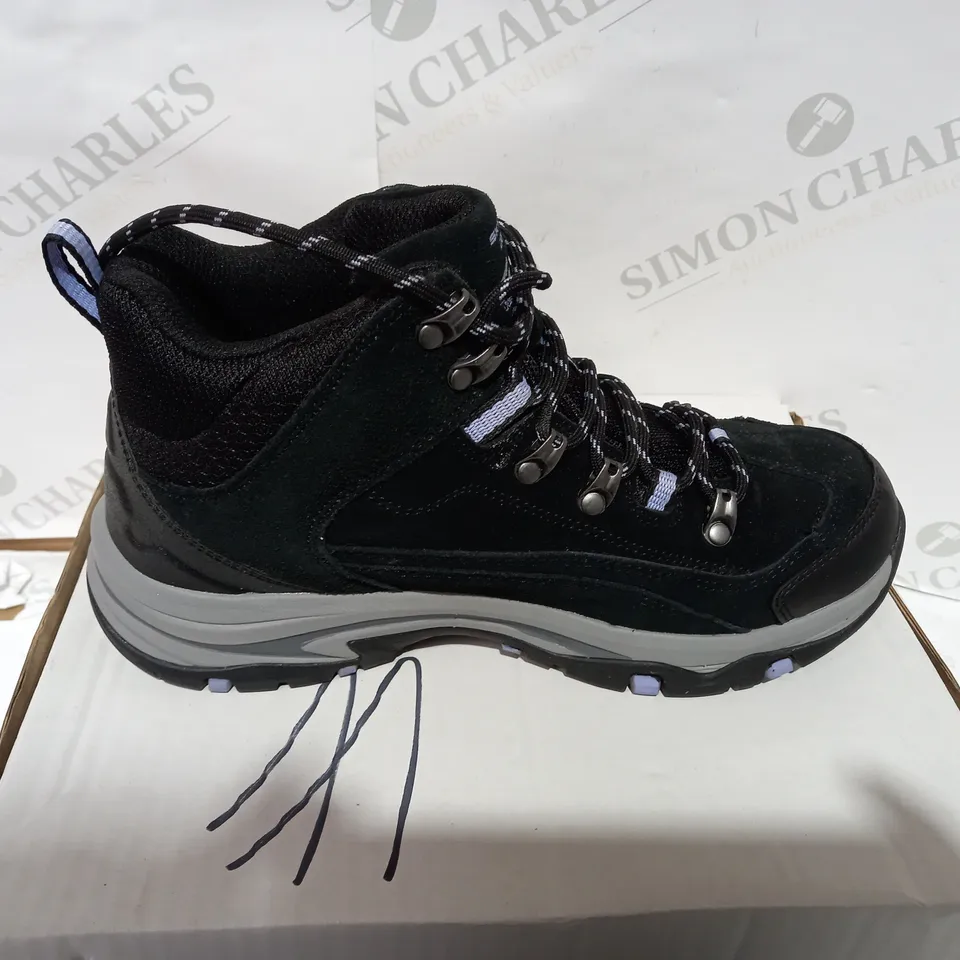 BOXED PAIR OF SKECHERS BLACK WINTER BOOT - SIZE 4.5