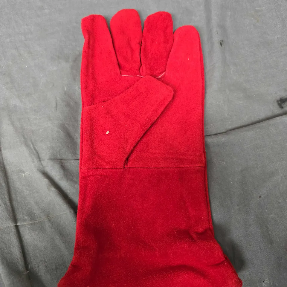 APPROXIMATELY 25 STANDARD GAUNTLET GLOVES