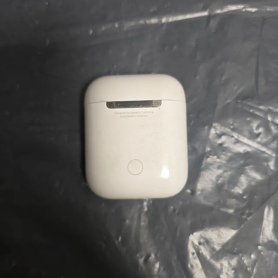 APPLE AIRPODS WIRELESS EARBUDS IN CHARGING CASE 