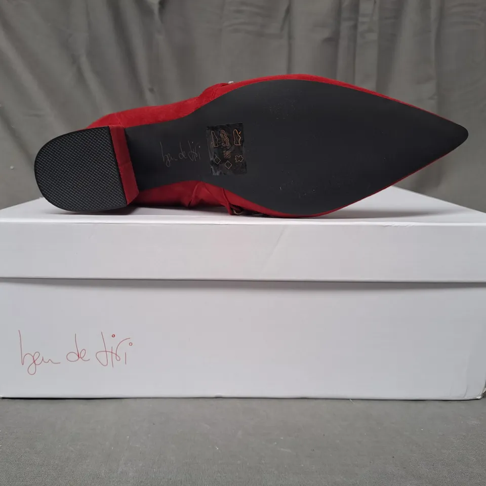 BOXED PAIR OF BEN DE LISI CHAIN LINK SUEDE ANKLE BOOTS IN RED SIZE 7