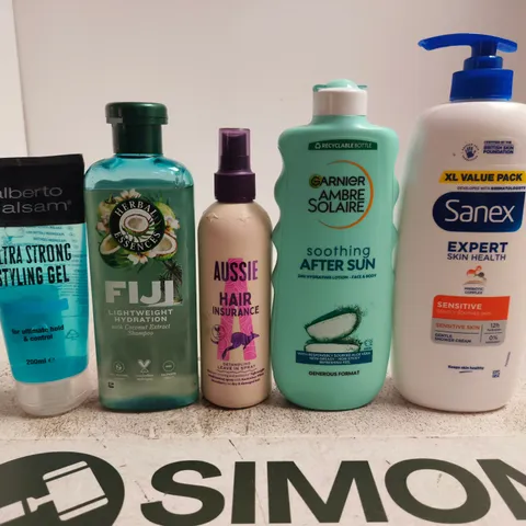 APPROXIMATELY 15 ASSORTED HEALTH & BEAUTY PRODUCTS TO INCLUDE SANEX , AUSSIE AND GARNIER 