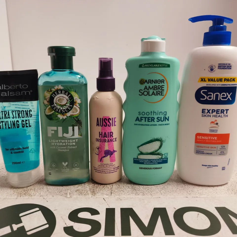 APPROXIMATELY 15 ASSORTED HEALTH & BEAUTY PRODUCTS TO INCLUDE SANEX , AUSSIE AND GARNIER 