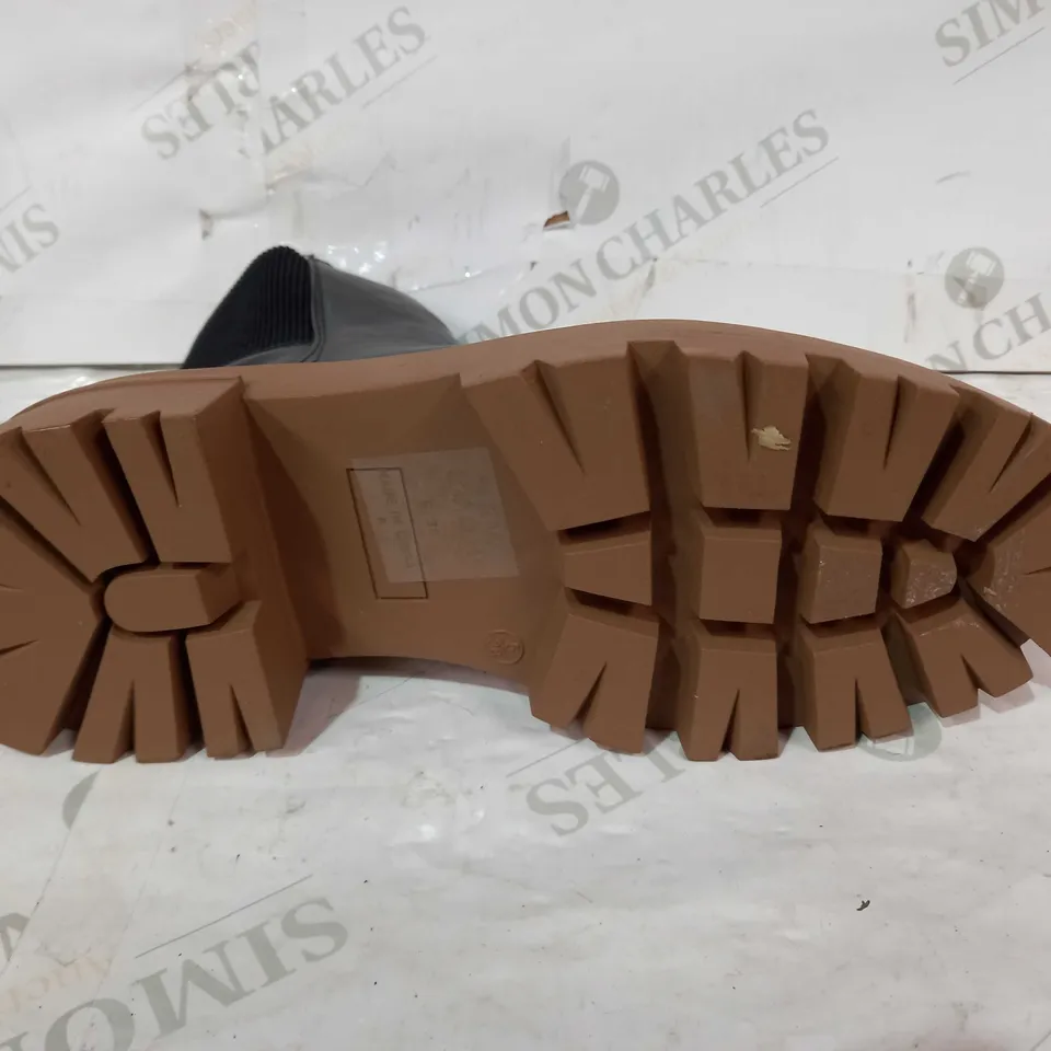 BOXED PAIR OF NEW LOOK BOOTS IN BLACK UK SIZE 5