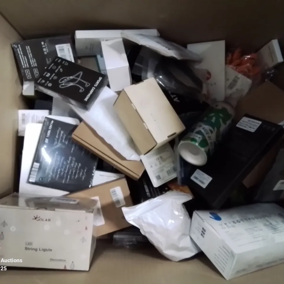 BOX CONTAINING LARGE AMOUNT OF BOXED ELECTRICAL ITEMS TO INCLUDE: PHONE CASES, BATTERIES, WIRELESS CHARGING STANDS ETC.