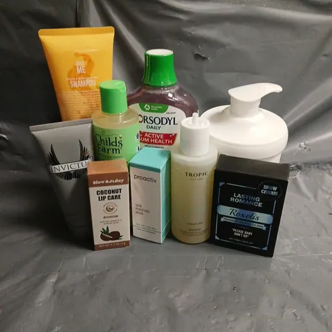 APPROXIMATELY 20 ASSORTED HEALTH & BEAUTY PRODUCTS TO INCLUDE CORSODYL MOUTHWASH, PACO RABANNE INVICTUS SHAMPOO, BOOTS DAILY MOISTURISING CREAM, ETC