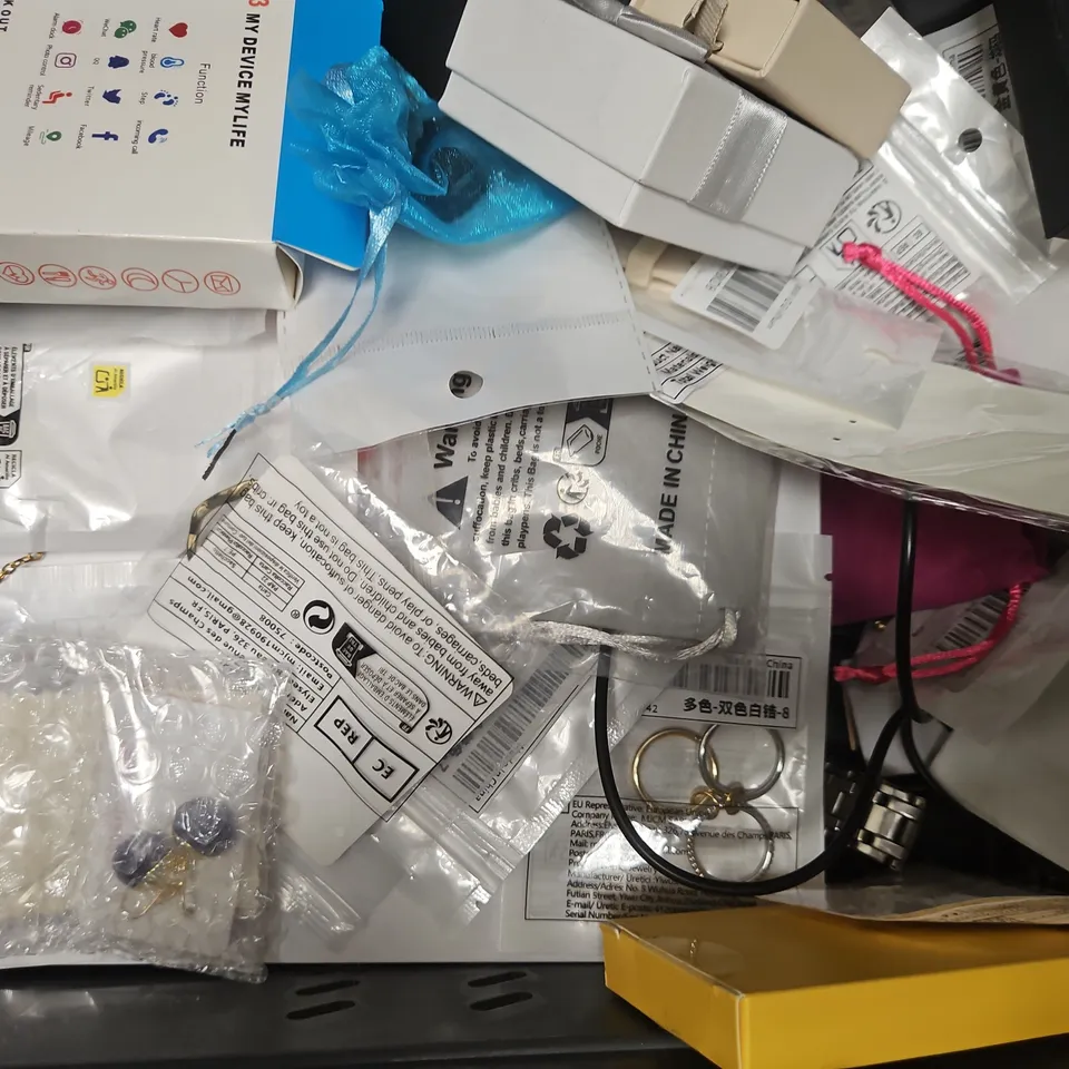 BOX OF APPROXIMATELY 10 ASSORTED JEWELLERY ITEMS AND ACCESSORIES TO INCLUDE WATCH BANDS, WATCHES, AND NECKLACES, ETC