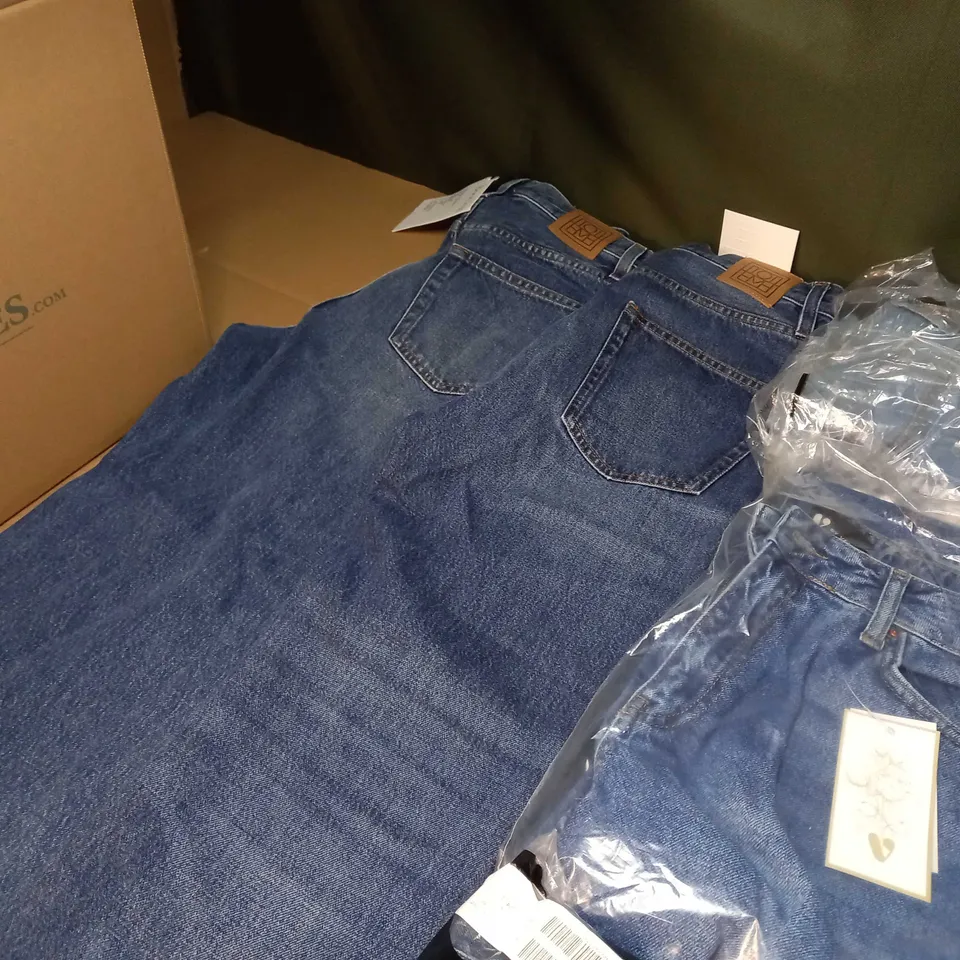 BOX OF APPROX 10 ASSORTED JEANS VARYING IN SIZE/COLOUR/STYLE