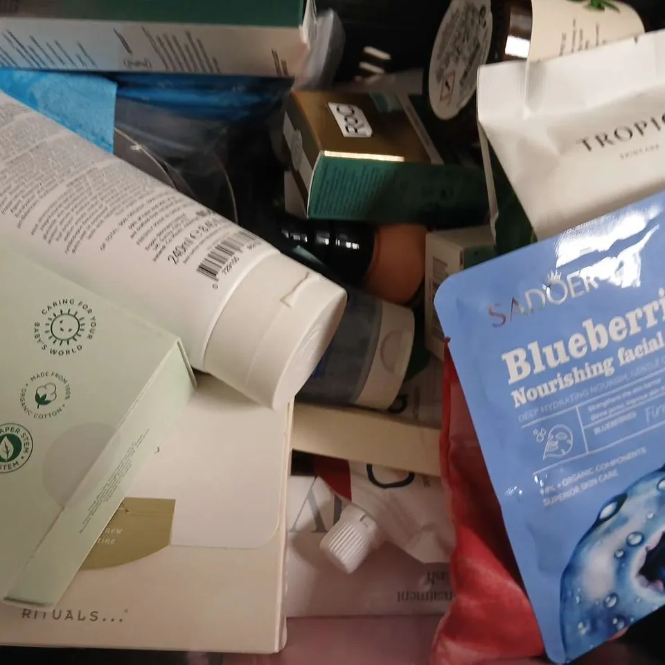 APPROXIMATELY 20 ASSORTED COSMETIC ITEMS TO INCLUDE WELEDA, NIVEA, ETC - COLLECTION ONLY