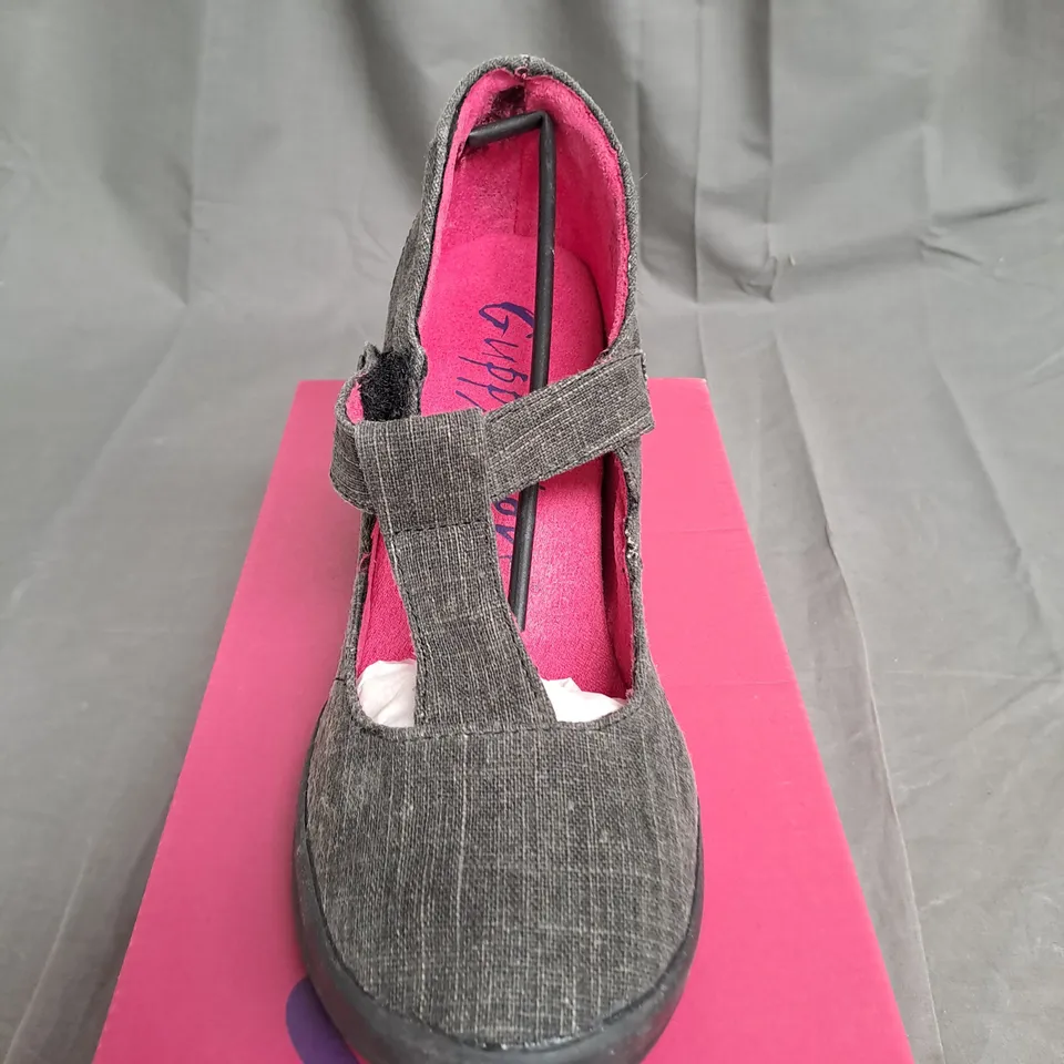 BOX OF APPROXIMATELY 12 PAIRS OF BLACK GUPPY LOVE WEDGE SHOES IN VARIOUS SIZES 