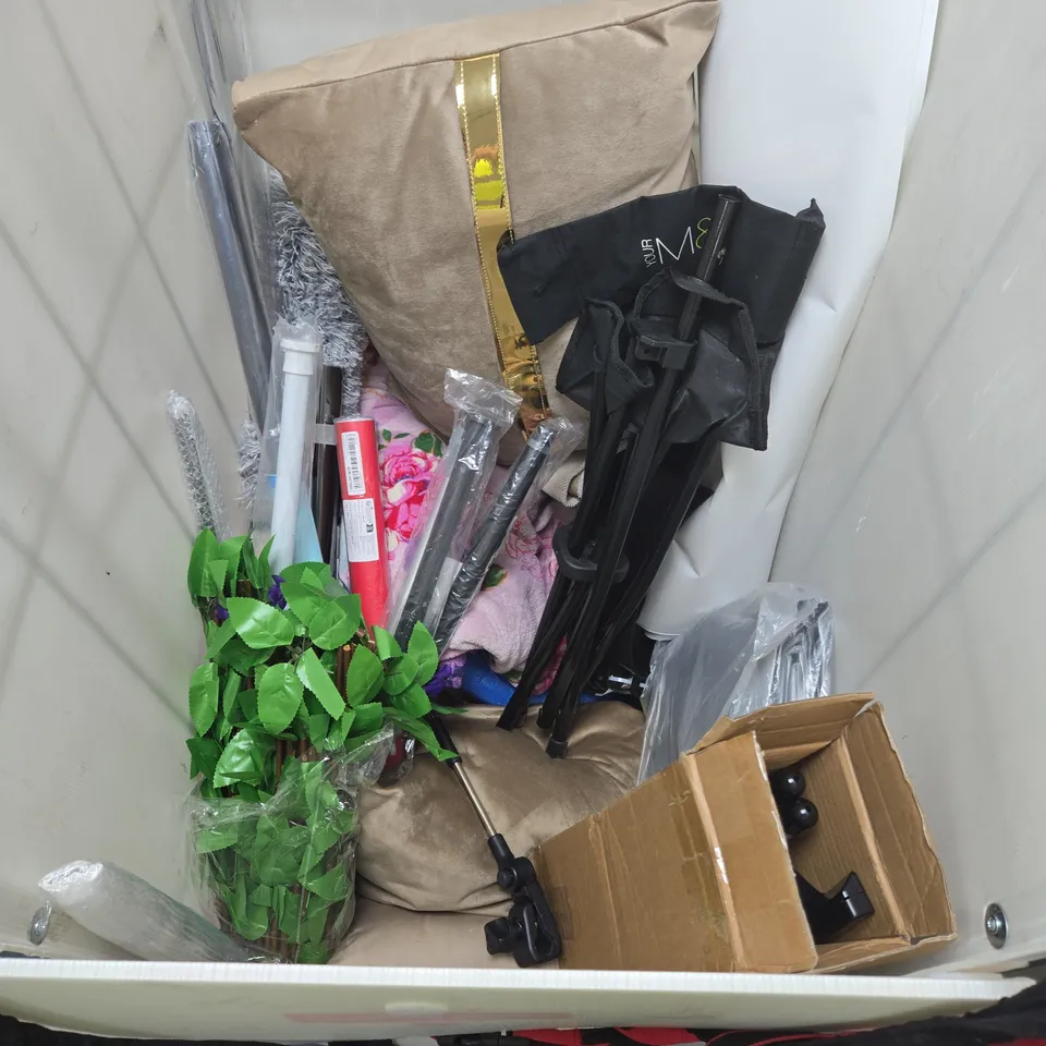 CAGE OF APPROXIMATELY 8 ASSORTED HOUSEHOLD ITEMS TO INCLUDE - THROW PILLOWS, POOL NOODLES, AND GRAPHIC BLANKETS  - COLLECTION ONLY 