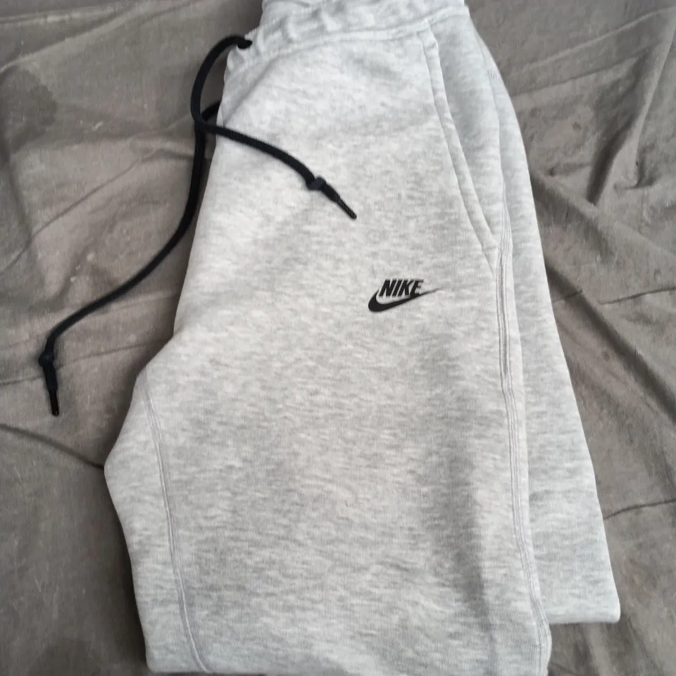 NIKE GREY JOGGERS – SIZE M