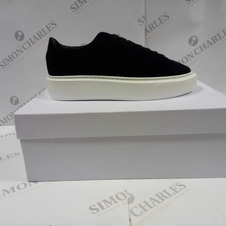 BOXED PAIR OF ARNE ESSENTIAL SUEDE TRAINERS IN BLACK UK SIZE 7 