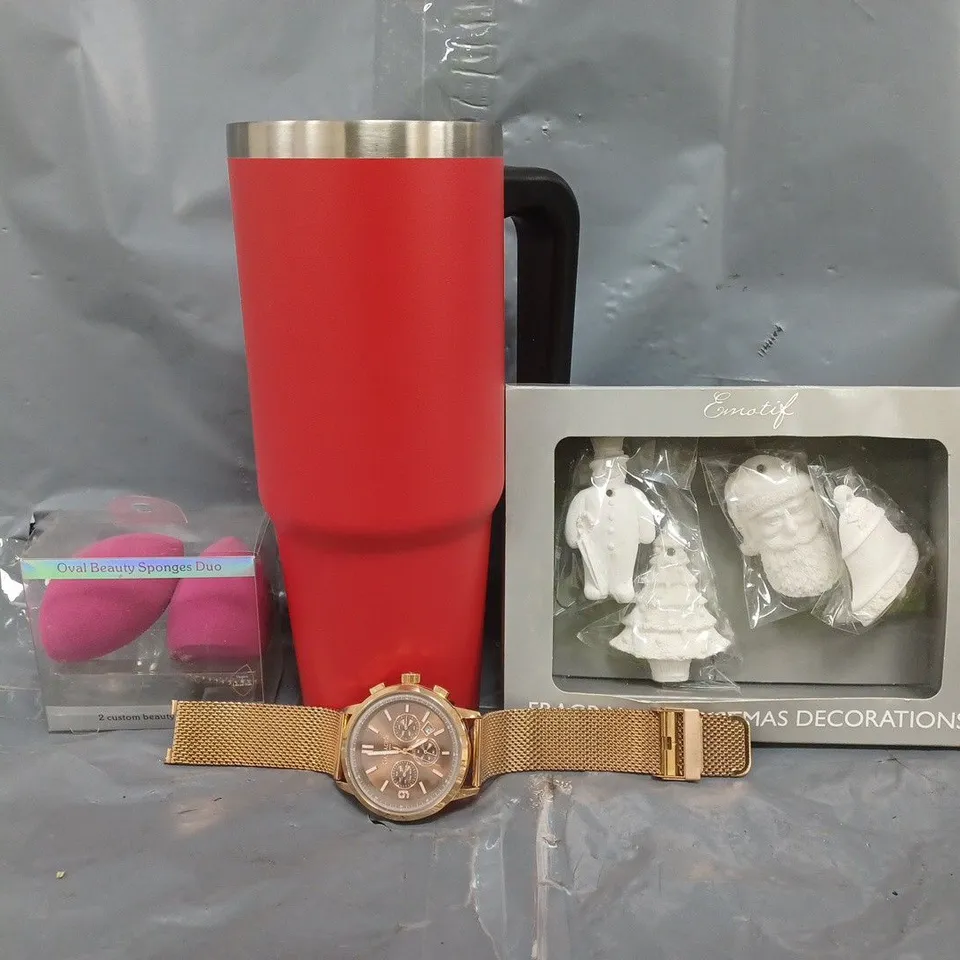 BOX OF APPROXIMATELY 30 ASSORTED HOUSEHOLD AND FASHION ACCESSORY ITEMS TO INCLUDE FESTIVE DECORATIONS, BEAUTY SPONGES, GAMAGES WATCH, ETC