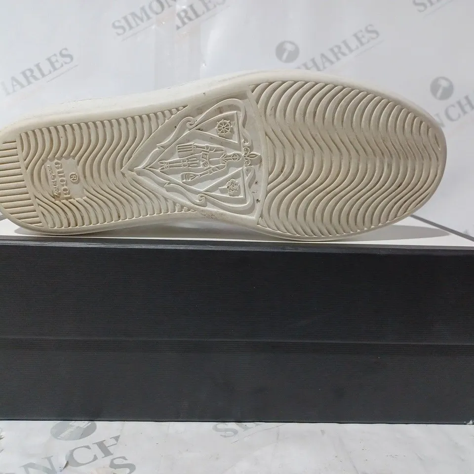 BOXED PAIR OF GUCCI SHOES IN WHITE/GREEN/RED WITH BEE DESIGN SIZE UNSPECIFIED