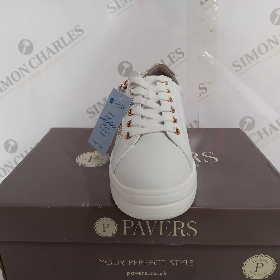 BOXED PAVERS WBINS35156 WHITE TRAINER WITH ZIP & LACES - SIZE 4