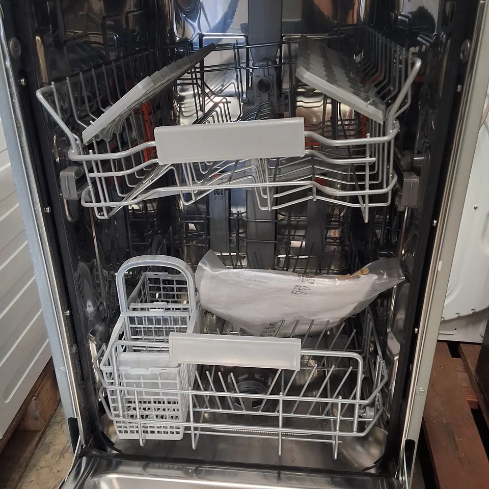 HOTPOINT HSIC3T127UKN FULLY INTEGRATED SLIMLINE DISHWASHER - SILVER CONTROL PANEL