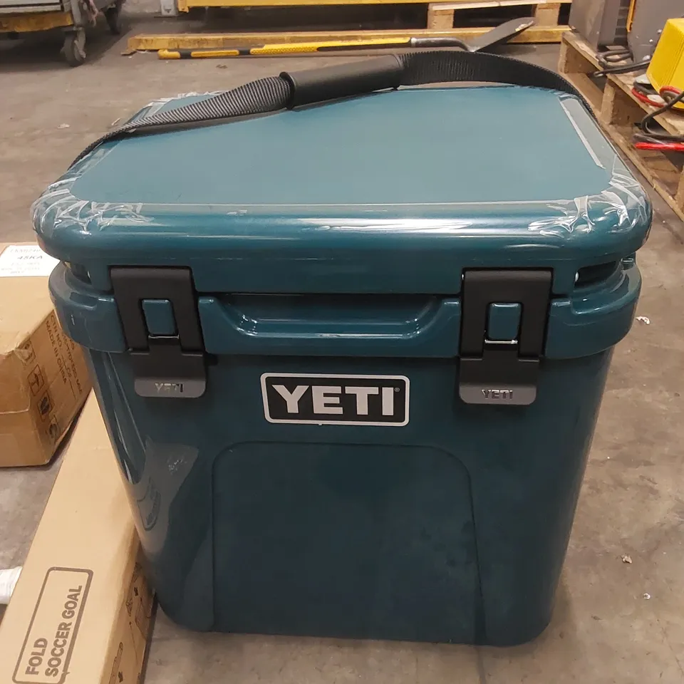 PALLET OF ASSORTED HOUSEHOLD ITEMS AND CONSUMER PRODUCTS TO INCLUDE; YETI ROADIE 24 COOLER BOX, FOLDING FOOTBALL GOAL, TENNIS RACKETS, POOL STICK PARTS ETC