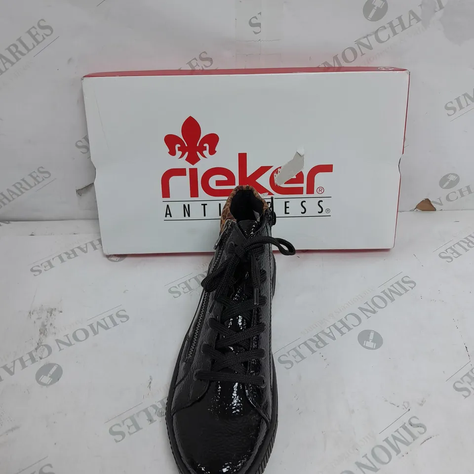 BOXED PAIR OF RIEKER HI TOP CUFF TRAINERS IN BLACK UK SIZE 6.5