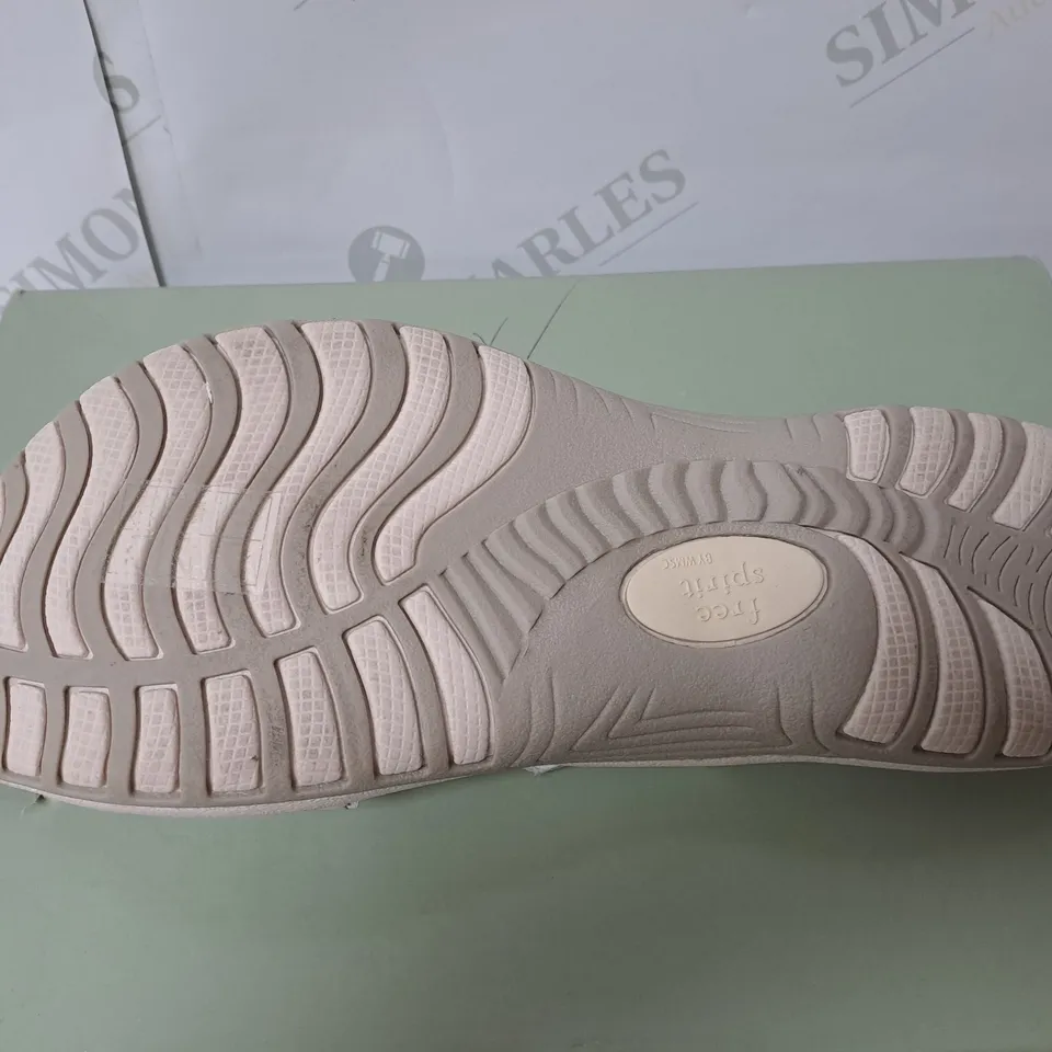 BOXED FREE SPIRIT WHITE LEATHER SANDALS SIZE 5