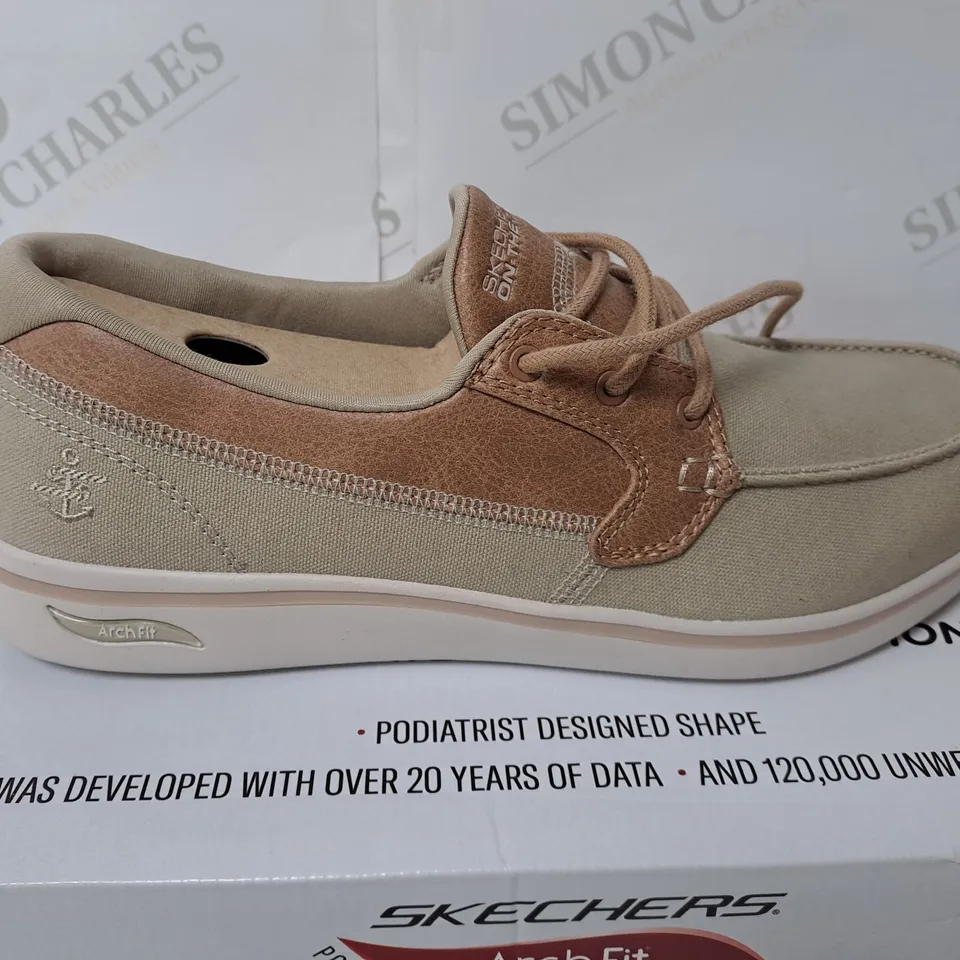 BOXED SKRCHERS ON THE GO UP LIFT CRUISE SHOE,COLOUR BIEGE SIZE 7