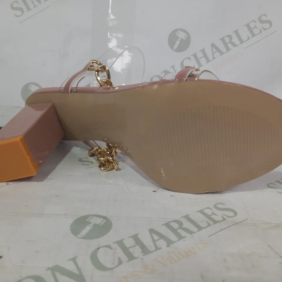 PAIR OF DESIGNER OPEN TOE BLOCK HEELS IN NUDE COLOUR WITH GOLD EFFECT CHAIN EU SIZE 41