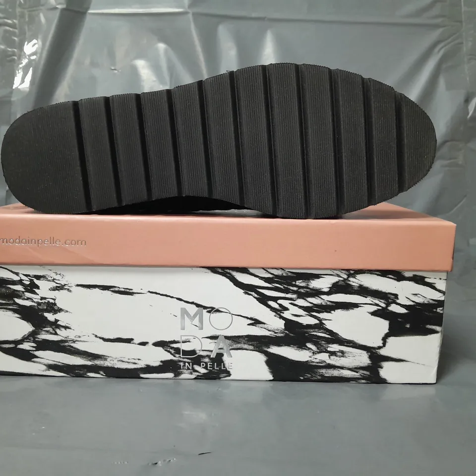 BOXED PAIR OF MODA IN PELLE QUILTED LOAFERS W. TASSEL IN BLACK SIZE 6