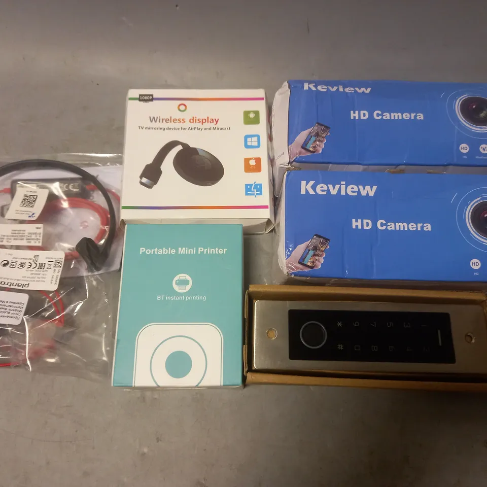 LOT OF 6 ASSORTED TECH ITEMS TO INCLUDE KEVIEW HD CAMERA, PORTABLE MINI PRINTER AND PLANTRONICS HEADSET