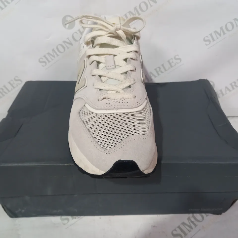BOXED PAIR OF NEW BALANCE TRAINERS IN OFF WHITE UK SIZE 7.5