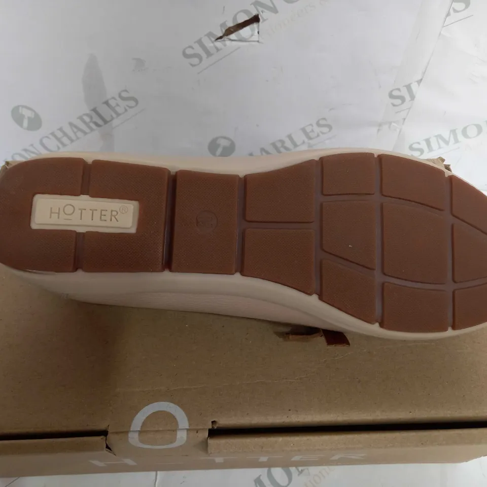 BOXED PAIR OF HOTTER SLIP-ON SHOES IN CREAM/TAN