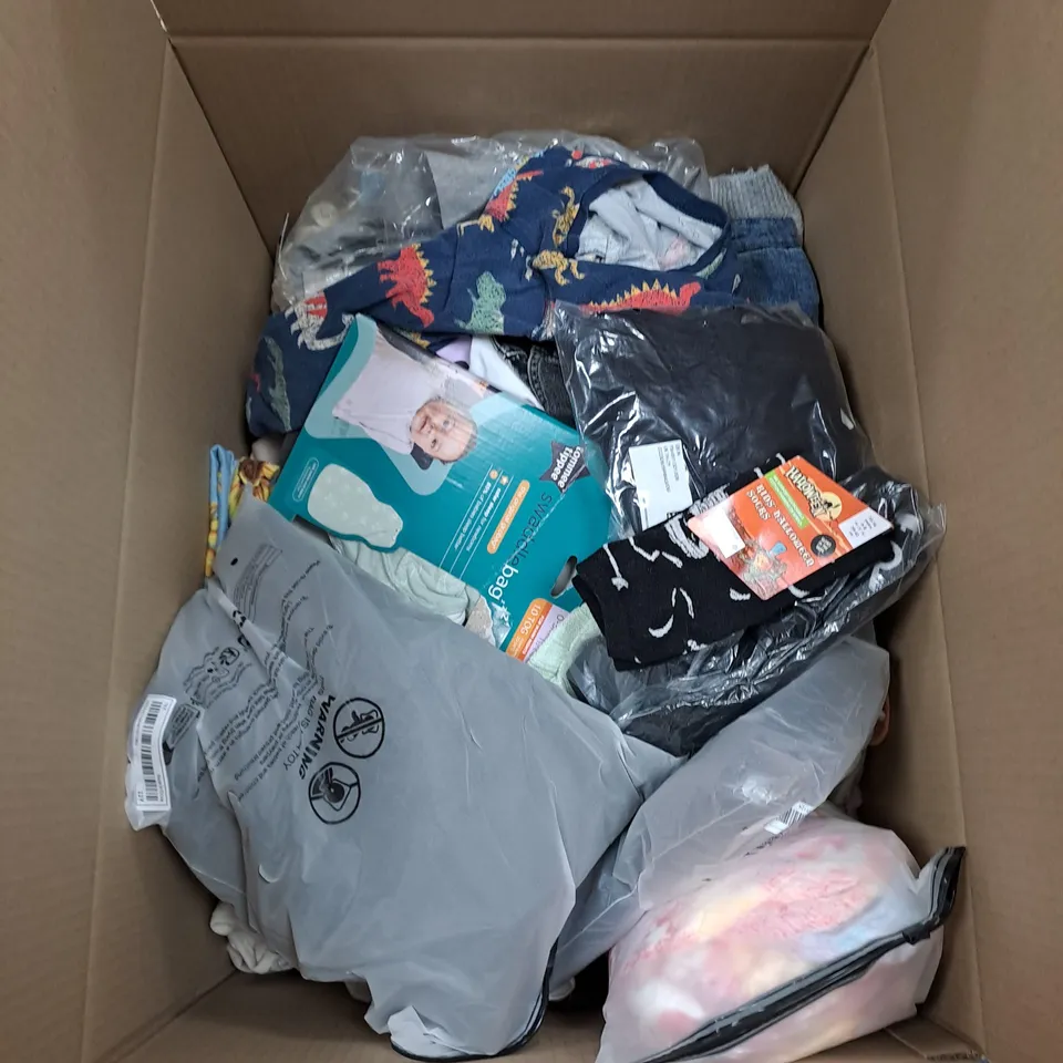 BOX OF APPROX. 40 ASSORTED CHILDRENS CLOTHING VARYING IN SIZE/COLOUR/STYLE TO INCLUDE:  TOPS, DRESSES, JUMPERS