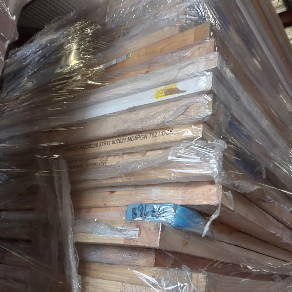 PALLET CONTAINING A VERY LARGE QUANTITY OF ASSORTED DOORS