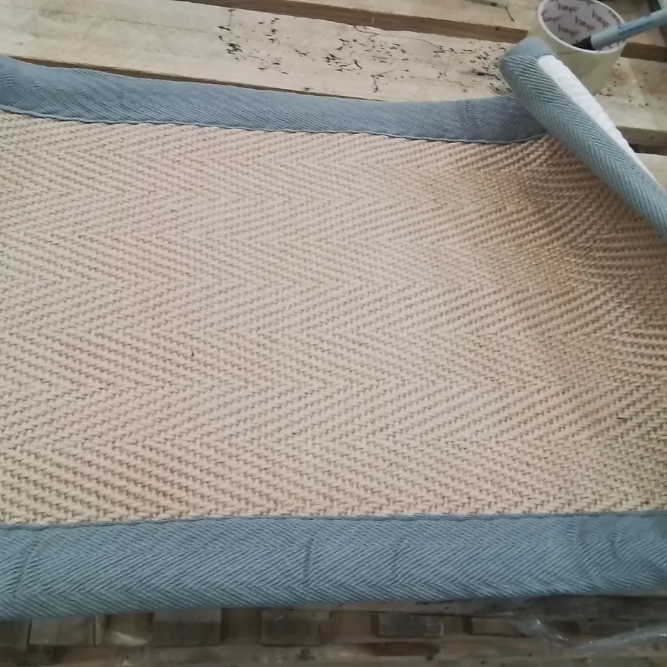 QUALITY DESIGNER AREA RUG - APPROXIMATELY 60X40CM