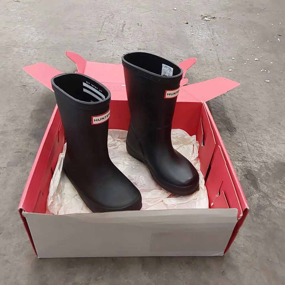 BOXED PAIR OF HUNTER BRAND CHILDREN'S WELLINGTON BOOTS KIDS SIZE 7 (1 BOX)