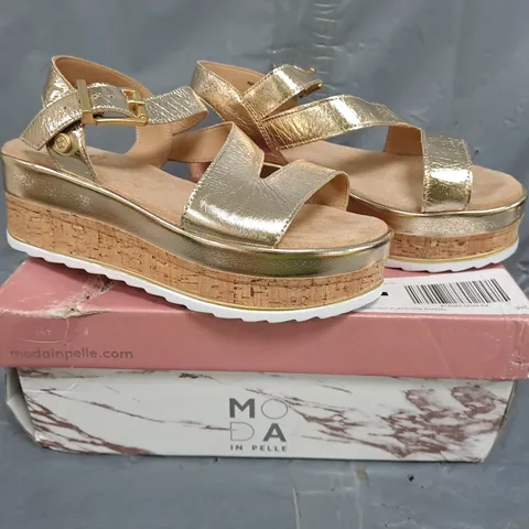 BOXED PAIR OF MODA IN PELLE PLATFORM WEDGE OPEN TOE SANDALS IN METALLIC GOLD SIZE 4