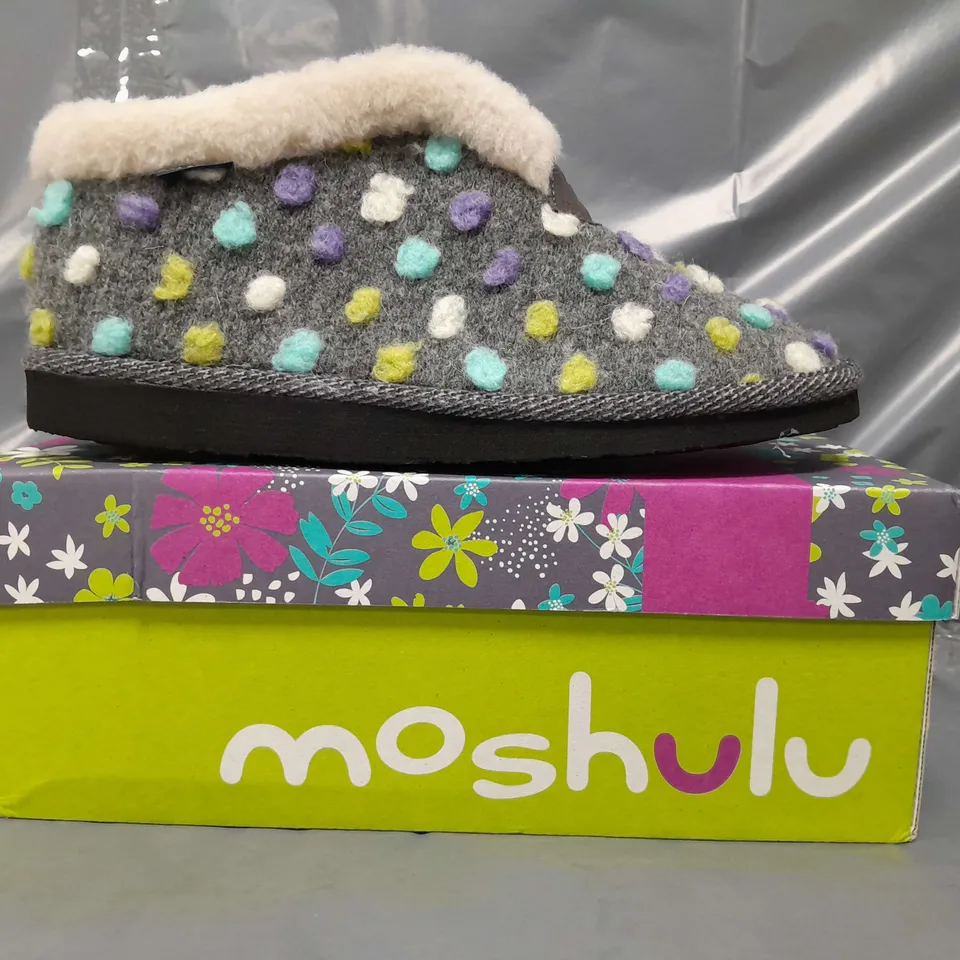 BOXED PAIR OF MOSHULU SLIPPERS IN MUTICOLOUR SIZE 7