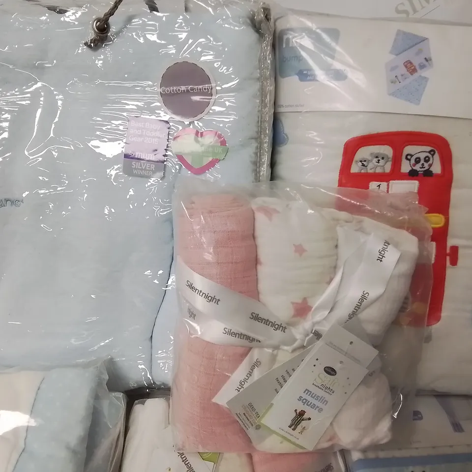 LOT OF ASSORTED BABY FABRIC ITEMS TO INCLUDE SILENTNIGHT MUSLIN SQUARES, CRIB BALES AND BUMPER