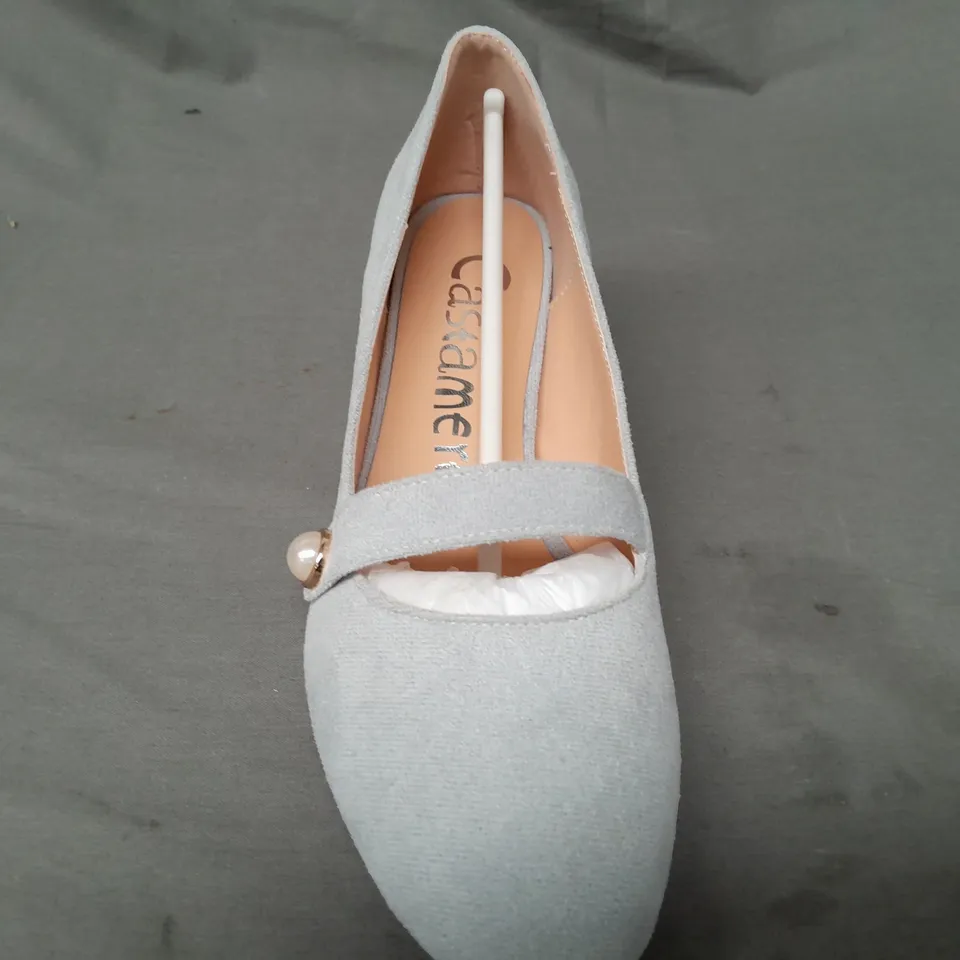 BOXED PAIR OF CASTAMERE CLOSED TOE BLOCK HEEL SHOES IN PALE BLUE EU SIZE 38