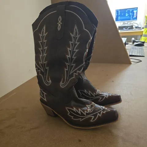 DIA STUDIOS WOMEN'S WESTERN BOOTS – BLACK LEATHER WITH WHITE EMBROIDERY SIZE EU 40